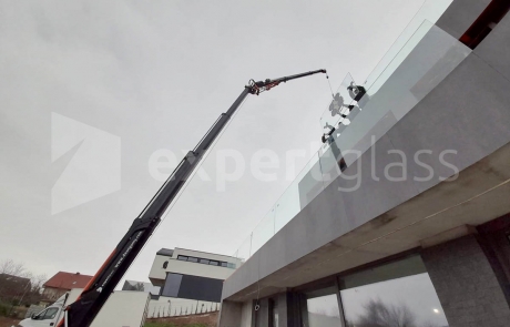 Montaż szklanej balustrady - mini żuraw bg lift + przyssawka do szkła