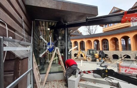 Montaż przeszklonego wejścia do budynku w Zakopanem